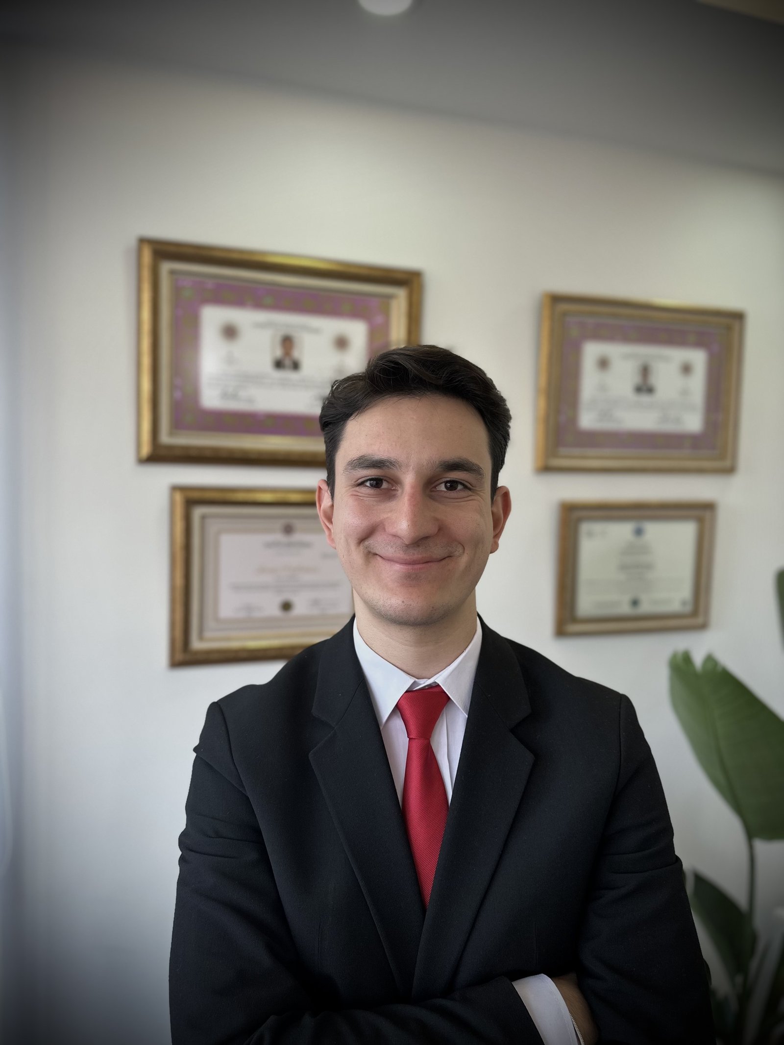 Av. Enes Aktaş, ofisinde